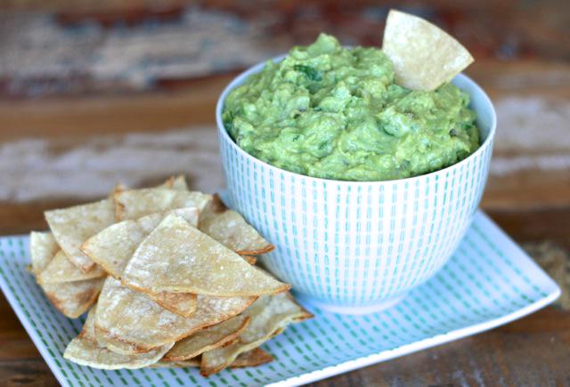 Headed to a Super Bowl party? Try recreating Chipotle's famous guacamole and chips. #eisforeat
eisforeat.com/2015/01/g-is-f…