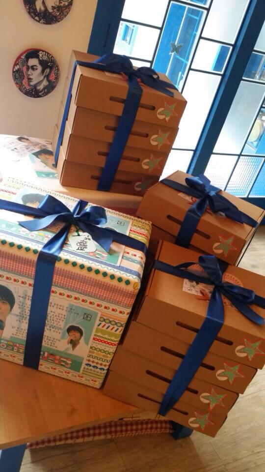 CNBYonghwa's tweet photo. [4 Food support pics 20150130] Intl  fan clubs &amp; fans' food support for @JYHeffect Music bank #어느멋진날 prerecording http://t.co/az98OPPxGT