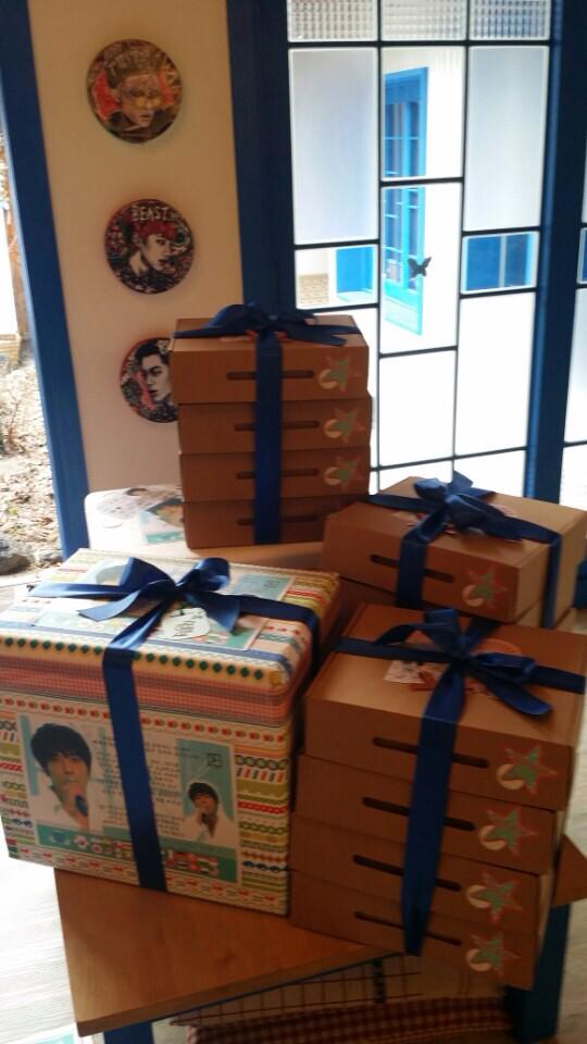 CNBYonghwa's tweet photo. [4 Food support pics 20150130] Intl  fan clubs &amp; fans' food support for @JYHeffect Music bank #어느멋진날 prerecording http://t.co/az98OPPxGT