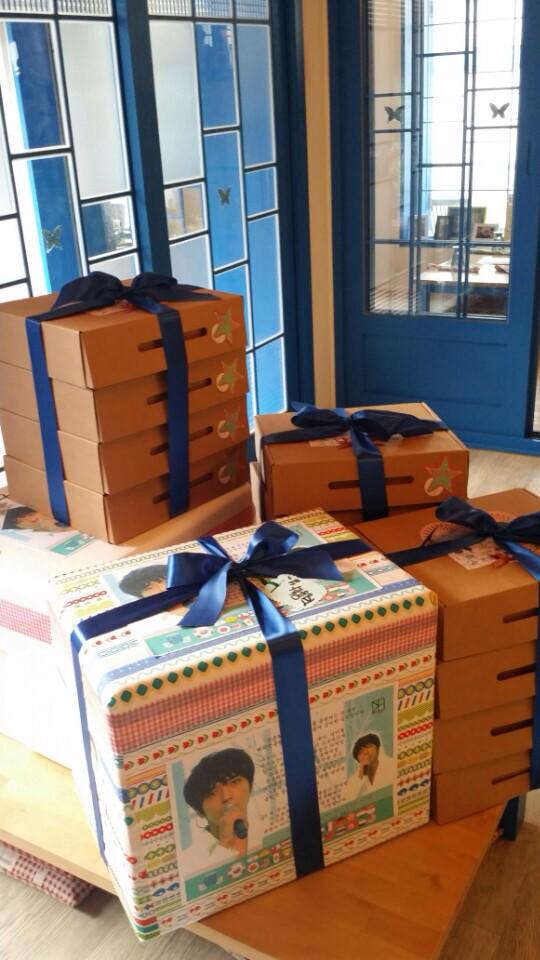 CNBYonghwa's tweet photo. [4 Food support pics 20150130] Intl  fan clubs &amp; fans' food support for @JYHeffect Music bank #어느멋진날 prerecording http://t.co/az98OPPxGT