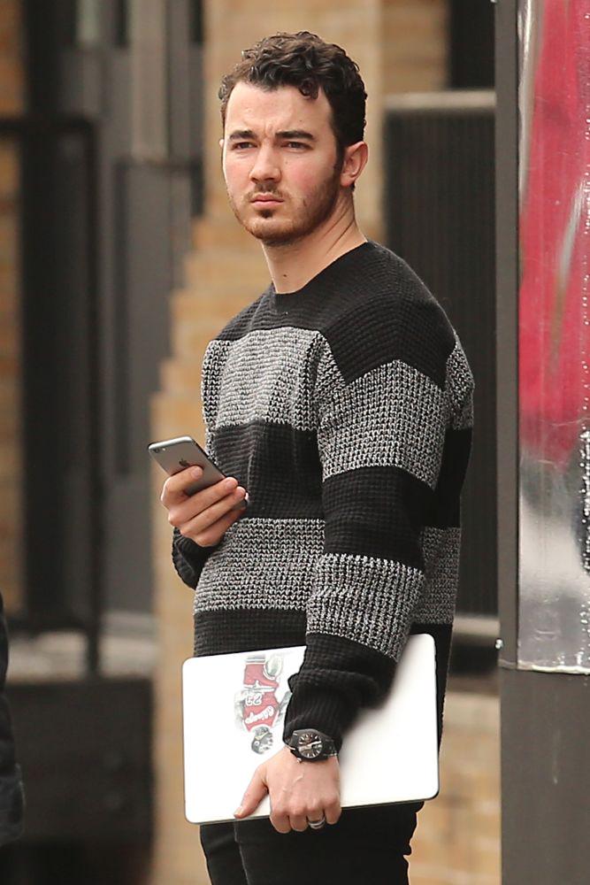 lovanas's tweet image. kevin jonas spotted looking confused and alone in new york