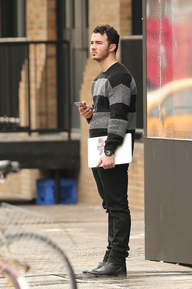 lovanas's tweet image. kevin jonas spotted looking confused and alone in new york