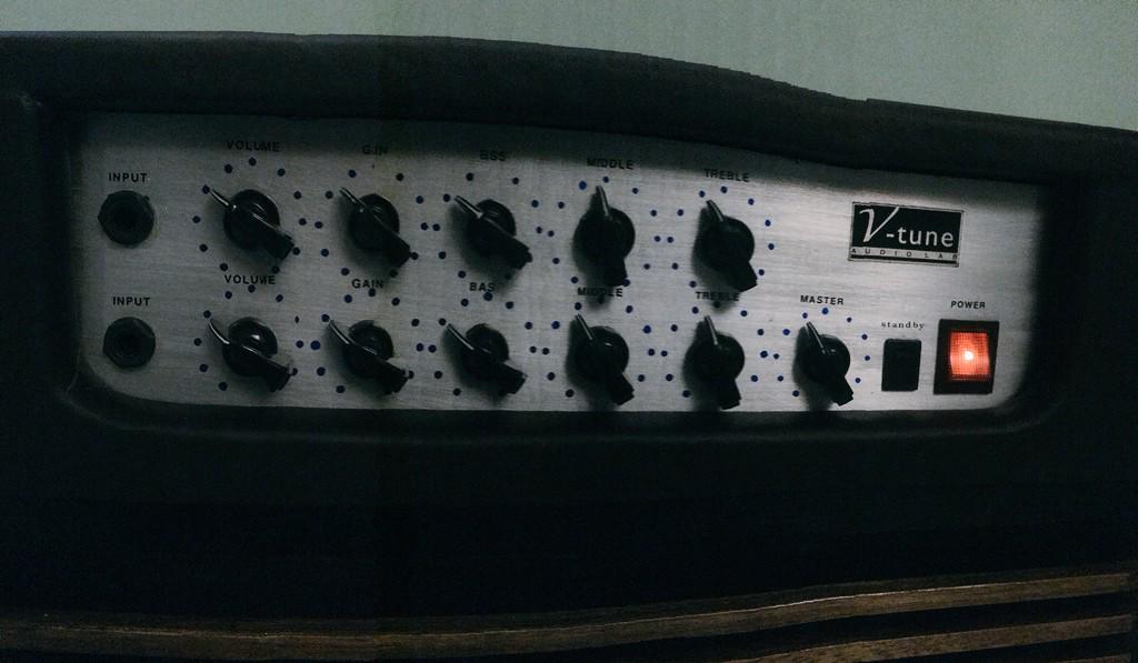 _voicelab's tweet image. ((V-Tune VM 300)) 
Two Channel
2x2 Independent Tone Control

#amplifier #handmade #buatanlokal #Indonesia @GNFI