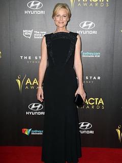 martaduss's tweet photo. What a night what an honour #ACCTAs dress @armani jewels @TiffanyAndCo hair #Elli @renya_valonz makeup #kellytapp http://t.co/lyIHXJ30YM