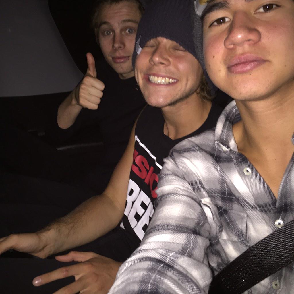 5SOS's tweet image. HEHEHEHEHEHHEHEHEE