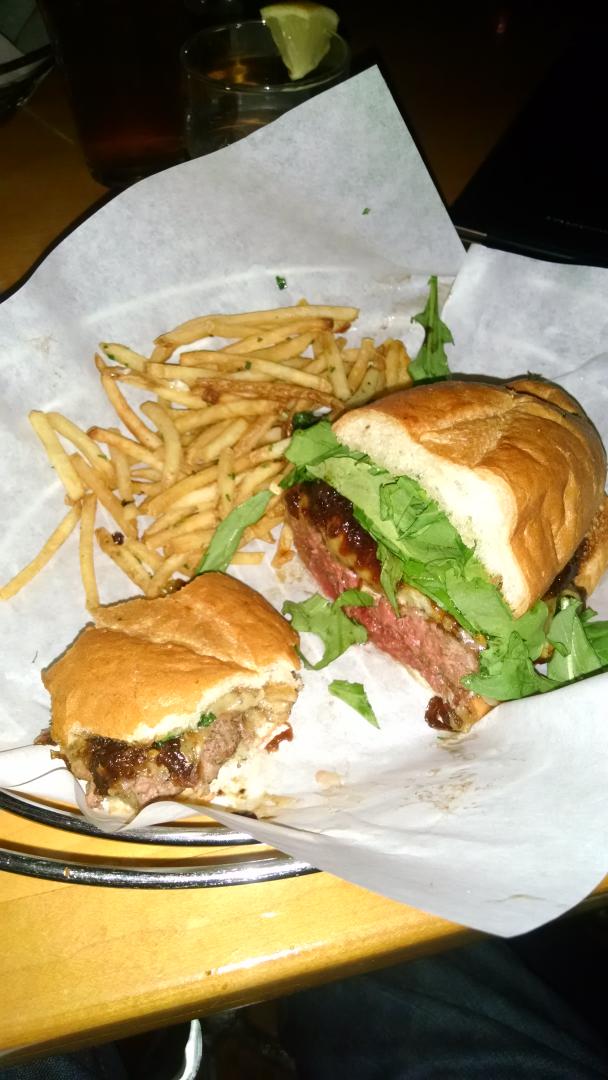 ShortTallTales's tweet photo. I've had a lot of them but the burger at @fathersoffice is the best. The only option: split another one w @gabeabeyta http://t.co/gL8vjgshKg