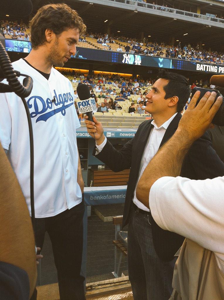 FX_Rivera's tweet photo. My favorite Pau Gasol moment. #Lakers #Dodgers #PauIsBack http://t.co/R5RD6uBRr4