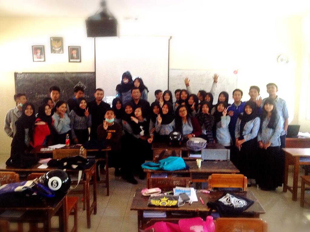syarif_feb's tweet photo. ISM Berbagi &amp; Peduli FEB  Unmer Malang di SMA lab Malang ..Thx @Fikryano @waris46 ...Bravo @febunmer @febunmermalang http://t.co/jNJQUkLIWq