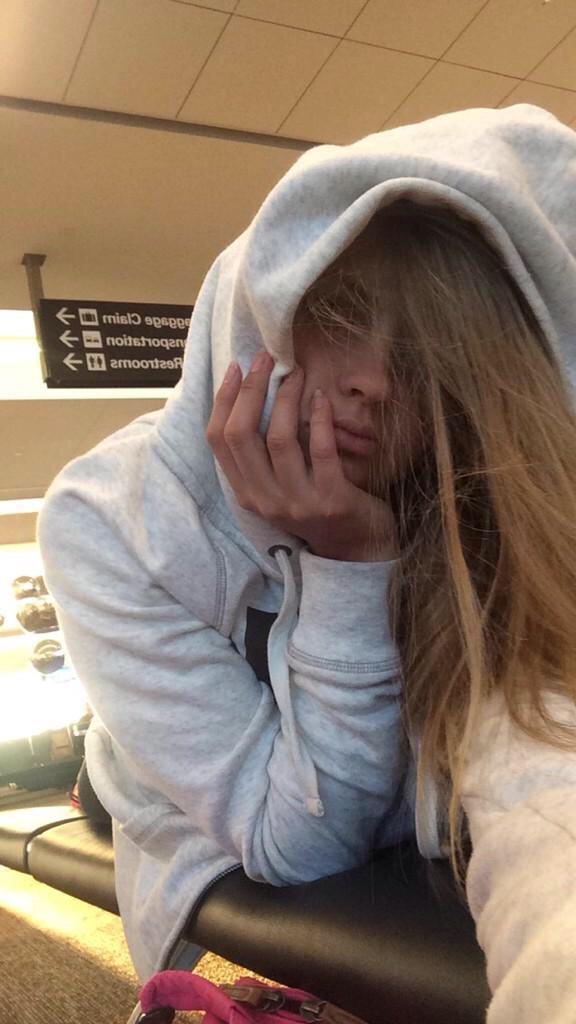 LCWKEYMAMI's tweet image. When your bored af so you take a ratchet ass selfie