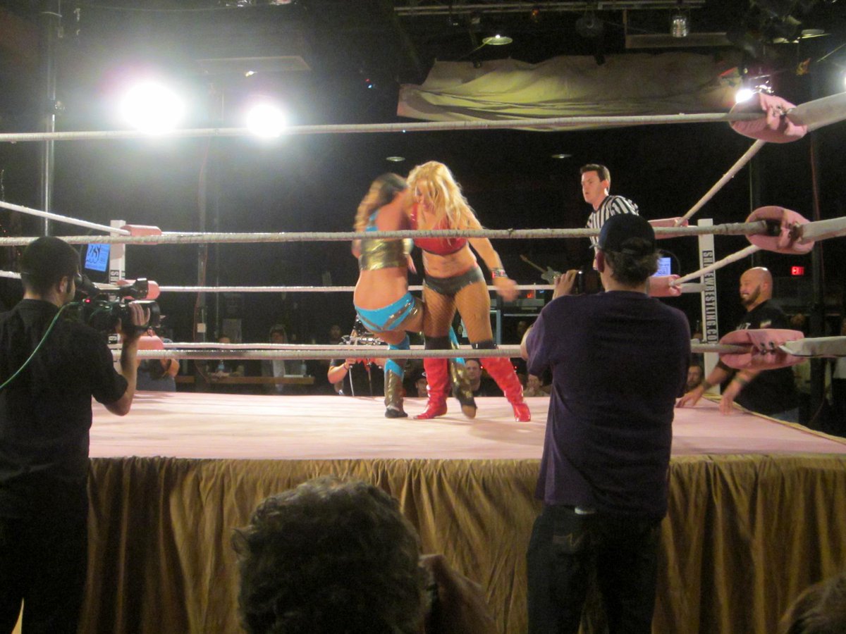 Kusiga's tweet photo. #Shine24 @amberoneal1 taking care of business against @AMANDAxCR #BulletBabe http://t.co/hOnL4I1Rey