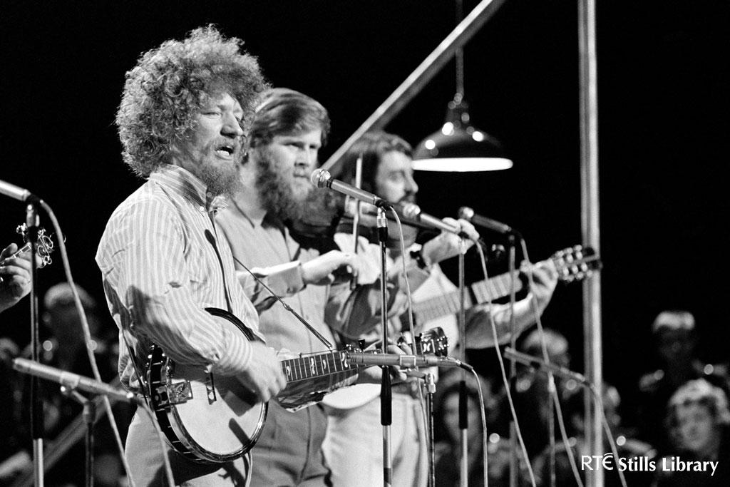 RTEArchives's tweet photo. Luke Kelly died #OnThisDay 1984 
Here he talks Patrick Kavanagh and performs 'On Raglan Road' http://t.co/V1cqbFHetu http://t.co/5At7M8ty4v
