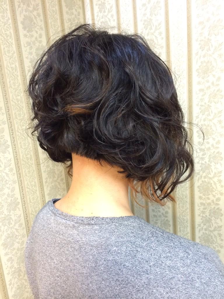 シャンテグラム Ar Twitter ヘアスタイル紹介 急激な前下がりボブに ランダムパーマ 耳上らへんは刈り上げて2ブロックになってるので広がり過ぎない感じです 襟足はパーマかけずにピタッとタイトにメリハリを ボリューム感が楽しいです Http T Co