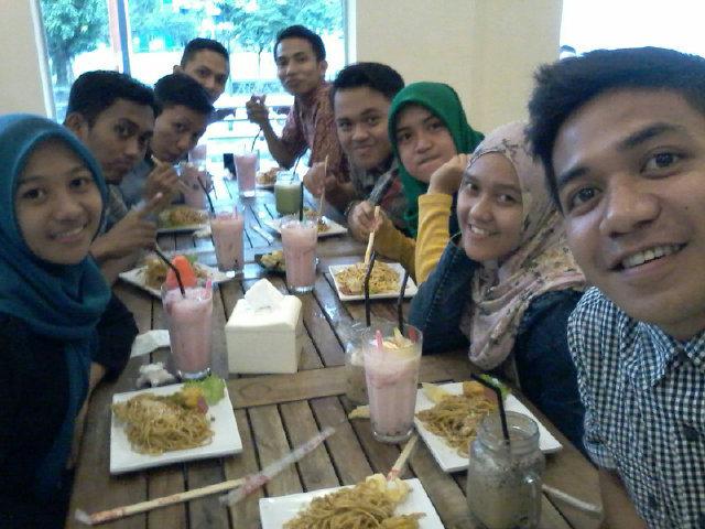 BochaTamla's tweet photo. Para penggemar makan pedas lagi beraksi di @koberbar suhat Malang with 9others #mieiblis #miesetan #esgenduruwo (y) http://t.co/OvogDHCyXR