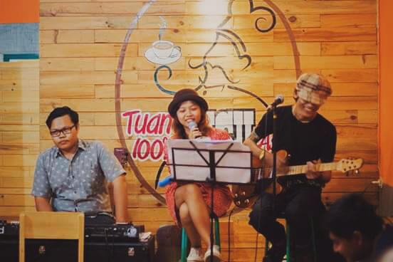 bumidankedjora's tweet photo. Sepekan lalu kita perdana mengisahkan kebahagiaan di acara @RumahMusikIndie  pic by @HeribertusAN #BumiDanKedjora 💐 http://t.co/Bz3yW72joB