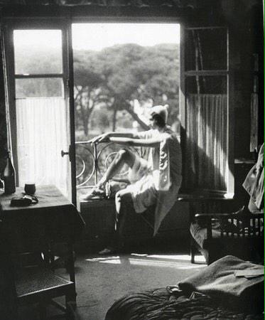 emanuelaneri_'s tweet image. *Alcuni enumerano a memoria i numeri delle stelle; io delle nostalgie* #Hikmet ( photo by #Lartigue )