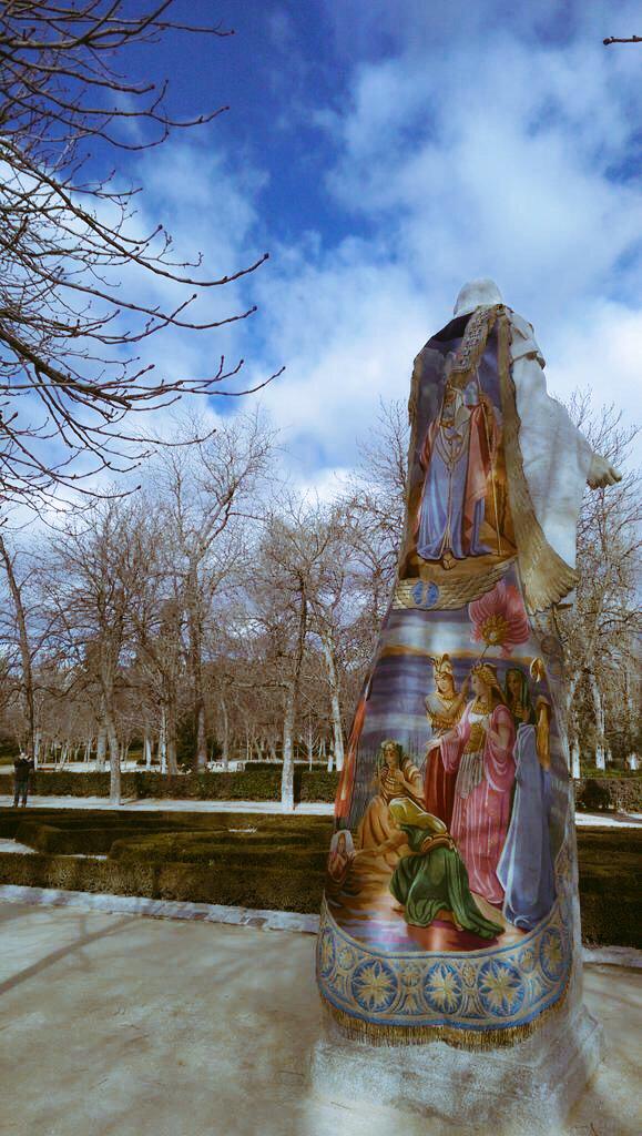 pasoazullorca's tweet photo. Así luce Moisés sobre una de las estatuas del Paseo de Argentina de @_ElRetiro. #PasoAzul #Lorca #SemanaSanta http://t.co/KsfKFr3HFL