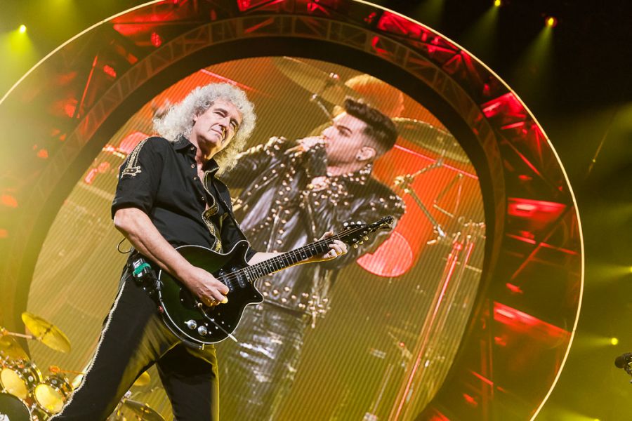 MusicHQ's tweet photo. #Queen + Adam Lambert Fotos - Lanxess Arena in #KΓΆln 2015 - http://t.co/jSGO5ThKBd - #AdamLambert #QueenLambert http://t.co/Ra4DRv8Lfu