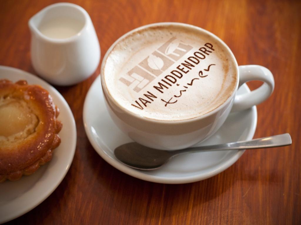 Een winterdag, het moment om tuinplannen te maken voor het nieuwe seizoen. Wij helpen u graag. De koffie staat klaar!