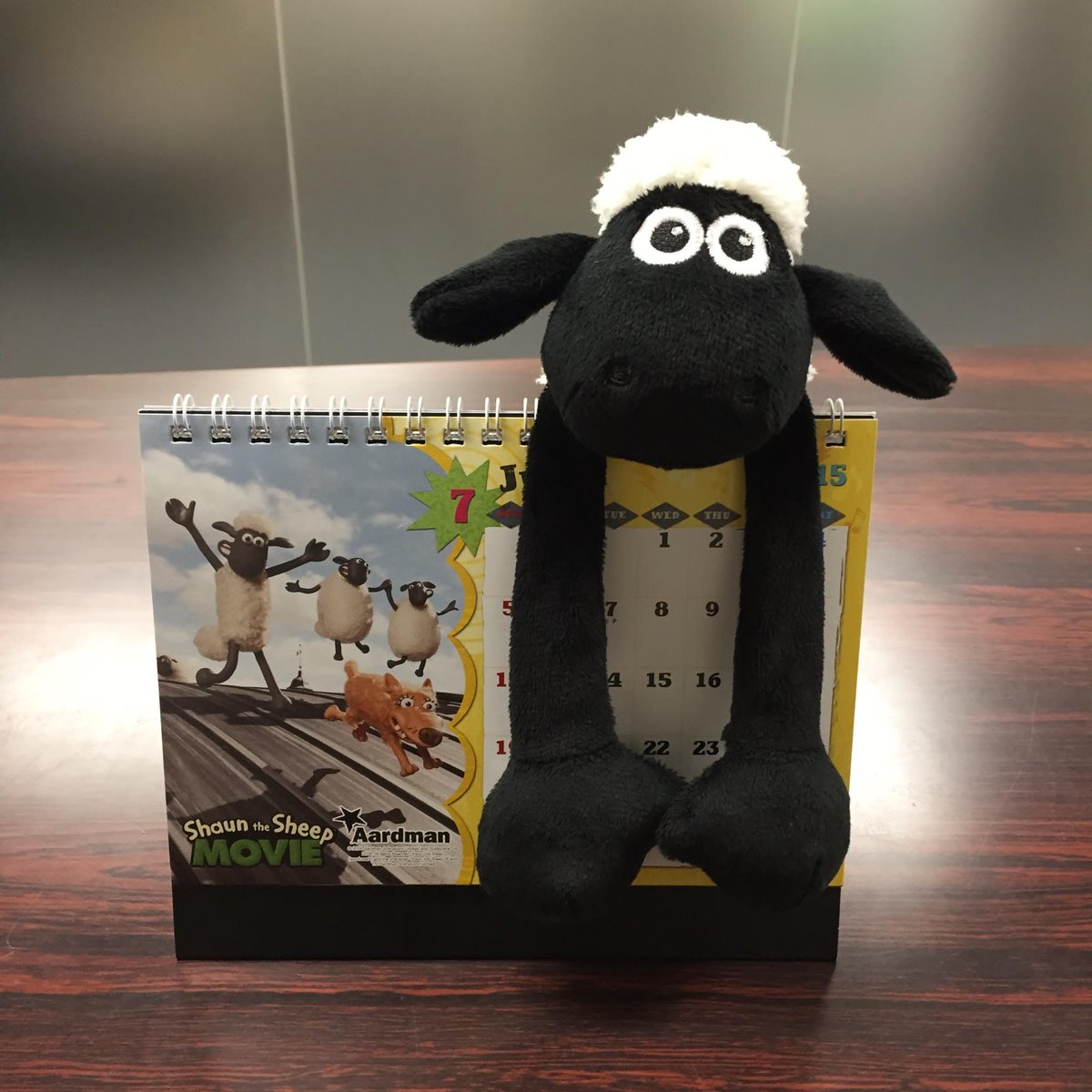 ひつじのショーン 公式 アイテム ひつじのショーン 卓上カレンダー15 がオンラインショップに再入荷しました 一部映画の素材を使っていたりと豪華な仕様です お買い逃しした方はぜひ オンラインショップ Http T Co Tg27oqh9qd Http T Co