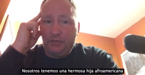 cuatro's tweet photo. Viraliza un emotivo vídeo denunciando el racismo y el acoso que sufre su hija http://t.co/0UN5B7mC4Q http://t.co/vKADug3gqm