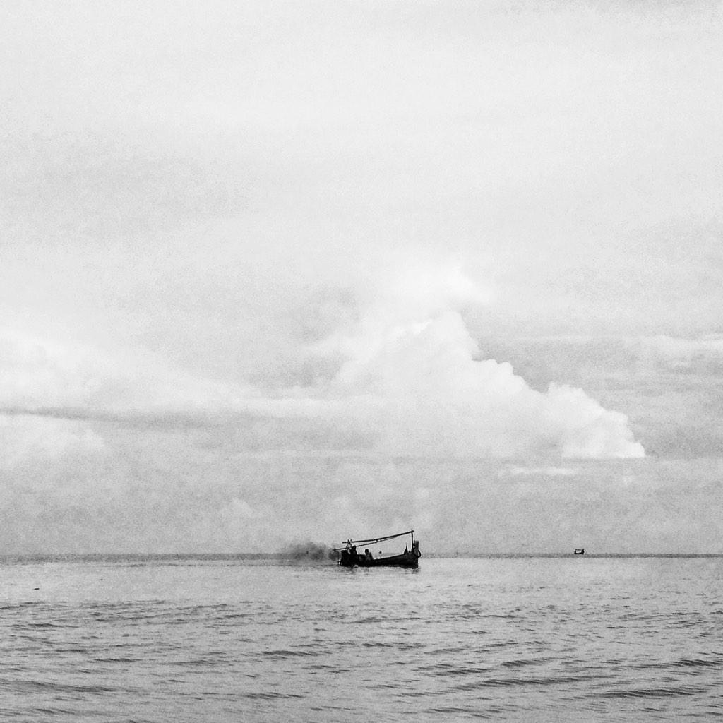 yunaidijoepoet's tweet image. Alone Fisherman in Java Sea. #iPhoneLive