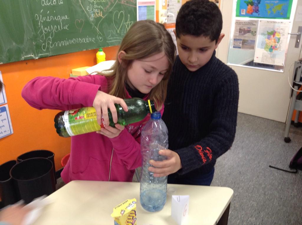 CM1_Mart1's tweet photo. #Mesure On a comparé les #contenances de plusieurs récipients, en transvasant de l'eau. Jessica + la classe http://t.co/0GY6LonUcb
