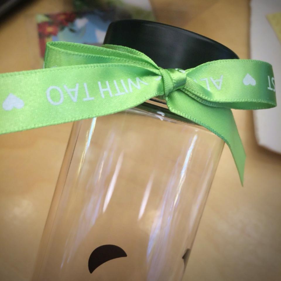almighty_tao's tweet photo. 타오숲 프로젝트 굿즈 선물받았어요🌱💚 한가득 예쁜 선물 보따리도 받고~ 5월에 꾸며질 타오숲에 달아줄 리본도ㅠwㅠ 감사합니다~ 타오숲 화이팅💚 @XOTAO_HZTAO  http://t.co/iCw6Wtt35b http://t.co/JyTcXB687E