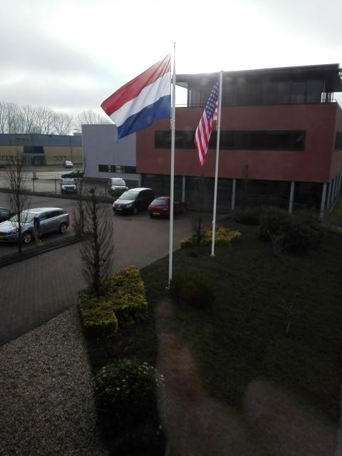 IntervrachtNL's tweet photo. Vandaag hebben wij twee klanten uit de VS op bezoek, daar hijsen we onze @DVCvlag vlaggen voor #trots #export http://t.co/n8cz7zuQUM