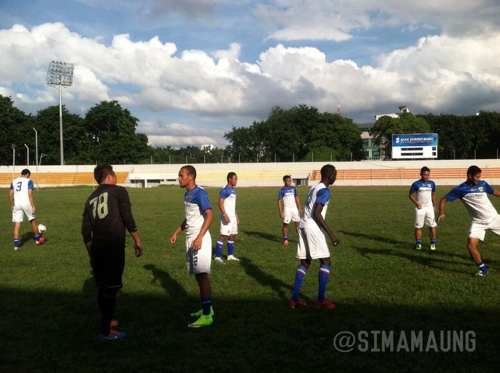 simamaung's tweet photo. Persib sudah mendaftarkan 24 pemain utk Final IIC 2014 termasuk koh Traore http://t.co/6ati3idc0C