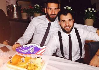 Happy 28th Birthday to the boot slinger, Arda Turan! And just look what his team-mates gave him. 