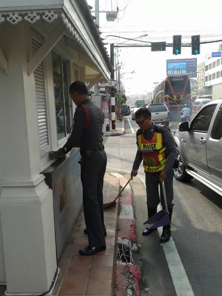 fon414's tweet photo. เจ้าหน้าที่จราจร ช่วยกันทำความสะอาดป้อมจราจร ประจำเดือน เพื่อสร้างบรรยากาศการทำงานให้มีสุขอนามัยที่ดี http://t.co/ulTXKh9PMA