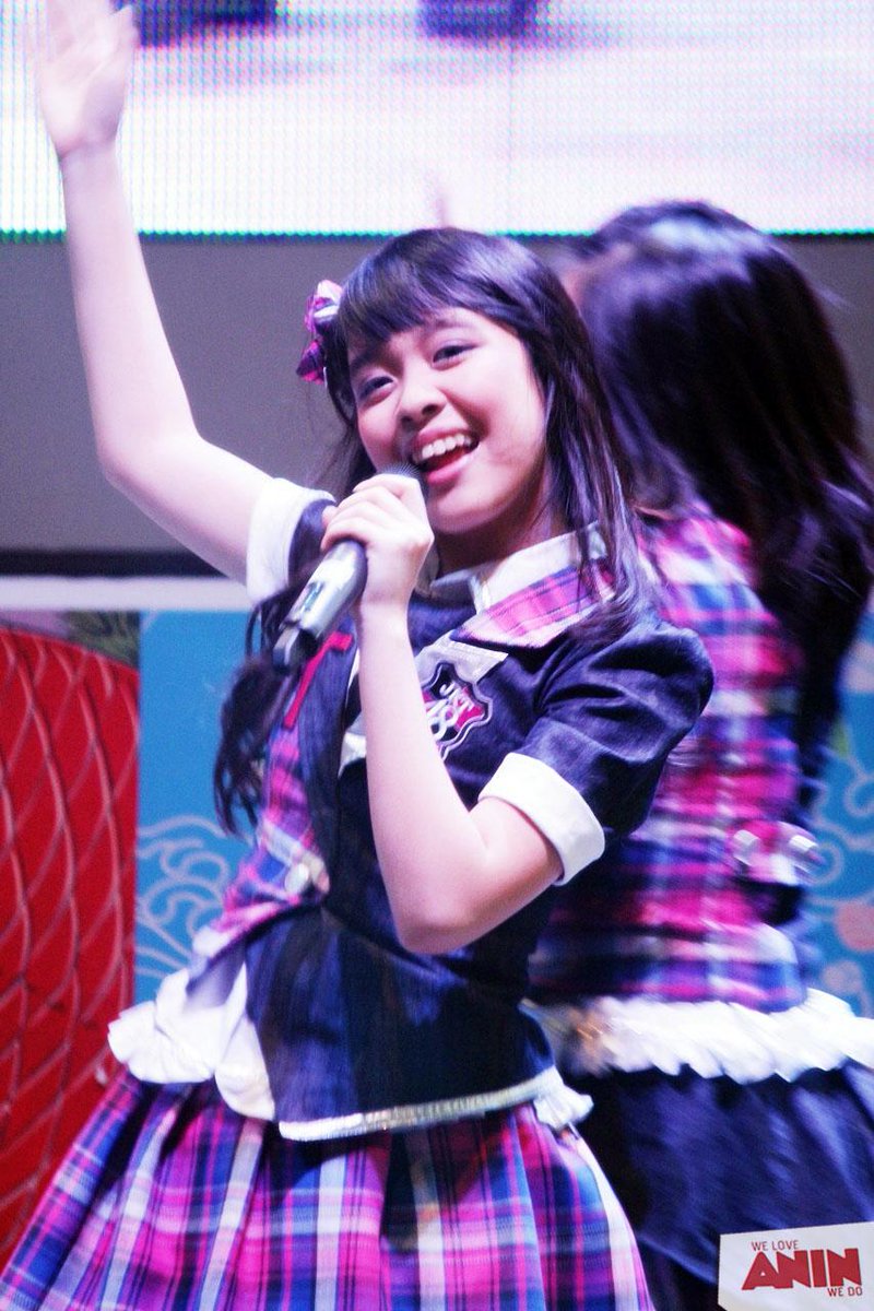 Aninlicious's tweet photo. [6] gakuat de, lambaikantangan :") @R_AninJKT48
cc @ABSTeamAnin @Aninlicious_JKT @AnindithaLand @TeamAnin_IND #Min08 http://t.co/b8Gd8EMTCA
