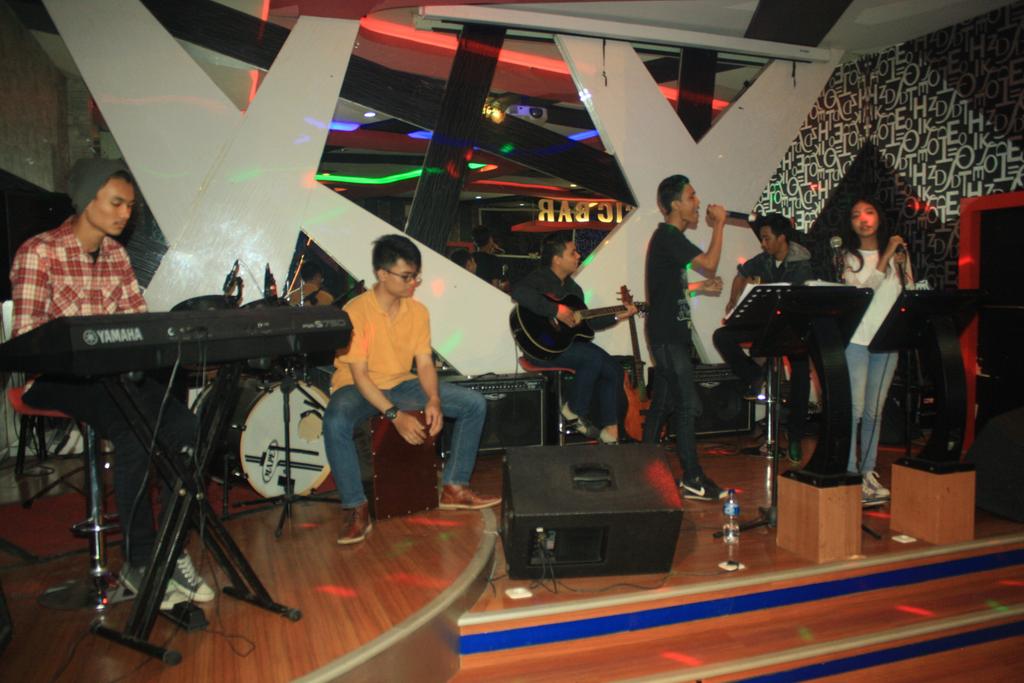 placeofshielded's tweet photo. @wisnudimasss @bienvenidosam @IR_syan @ezadityo jegernya pun ikut nyanyi bareng. http://t.co/4vRorIjfL1