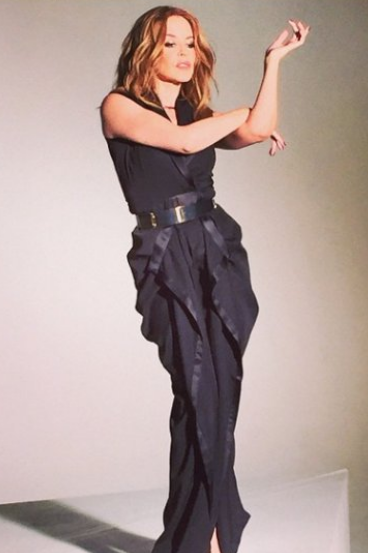 .<a href="/kylieminogue/">Kylie Minogue</a> kenakan jumpsuit Jeffry Tan dalam video klip terbarunya harpersbazaar.co.id/articles/read/…