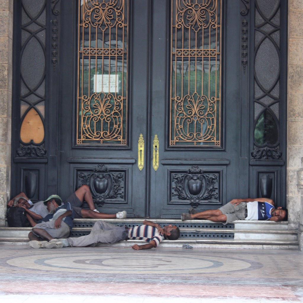 Yusnaby's tweet photo. Amaneciendo en La Habana. ¡Qué raro! Los comunistas dicen que en #Cuba NADIE duerme en las calles. http://t.co/CBOlfGRSec