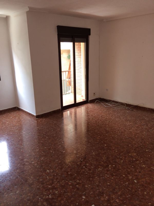 OCASIONCASAINFO's tweet photo. ALQUILER EN EROSKI,SIN MUEBLES, SOLO COCINA, DISPONE DE TERRAZA Y PATIO,450€ COMUNIDAD Y AGUA NEGOCIABLES 957-751-722 http://t.co/VaFPrN8Xf8