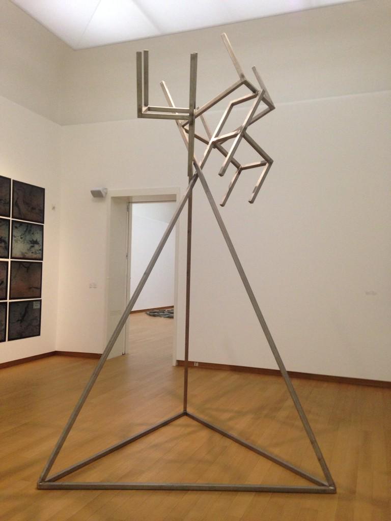 Stoelendans hangt in de lucht. Marinus Boezem nu in collectie presentatie @Stedelijk