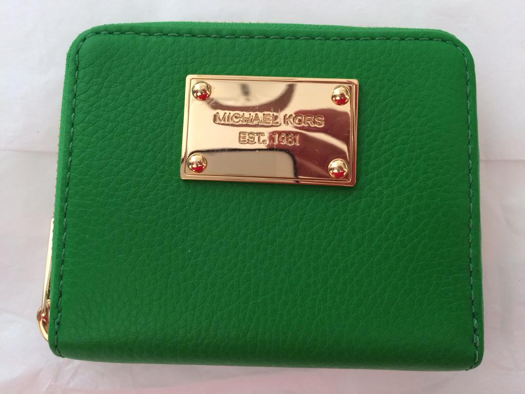 LATVDLOPEZ's tweet photo. @Janeeth_Meza nada mejor que regalarte una cartera de diseñador. http://t.co/jzlPt3YInz