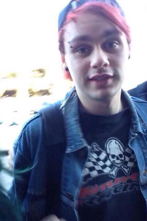 hi, i'm elliott and i'm new here. i'd like some friends, rt please? 👽