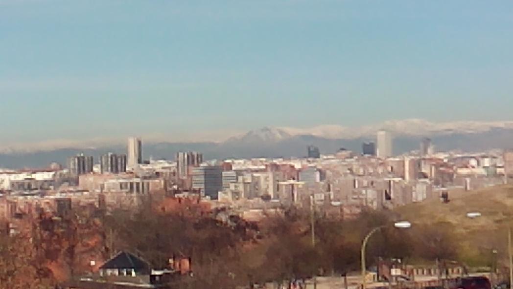 Geo_DLM's tweet photo. Skyline de Madrid en un día con poca contaminación http://t.co/hO4Ek7Z87L