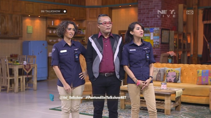 mdtvindonesia's tweet photo. Udah mulai tuh kuis @Ini_Talkshow dibacain sama para pemain @TheEast_NET #PantundiIniTalkshowNET http://t.co/YZTXBTrtjL