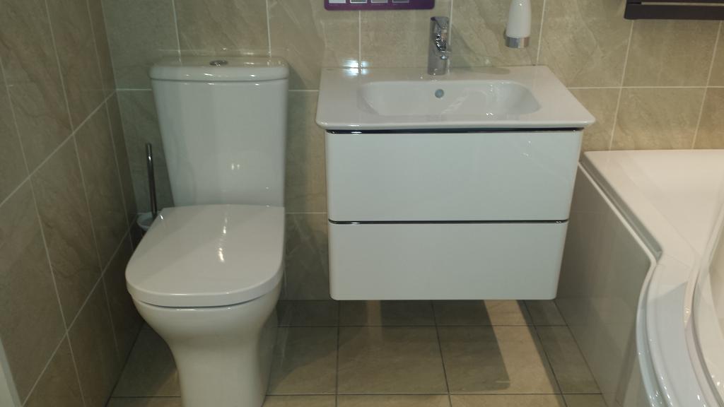 KettBathroooms's tweet photo. @IdealStandardUK #softmood vanity basin &amp; w/c
Ex-display only £1100 #sale #ketteringbathrooms http://t.co/J9gSNO1Axr