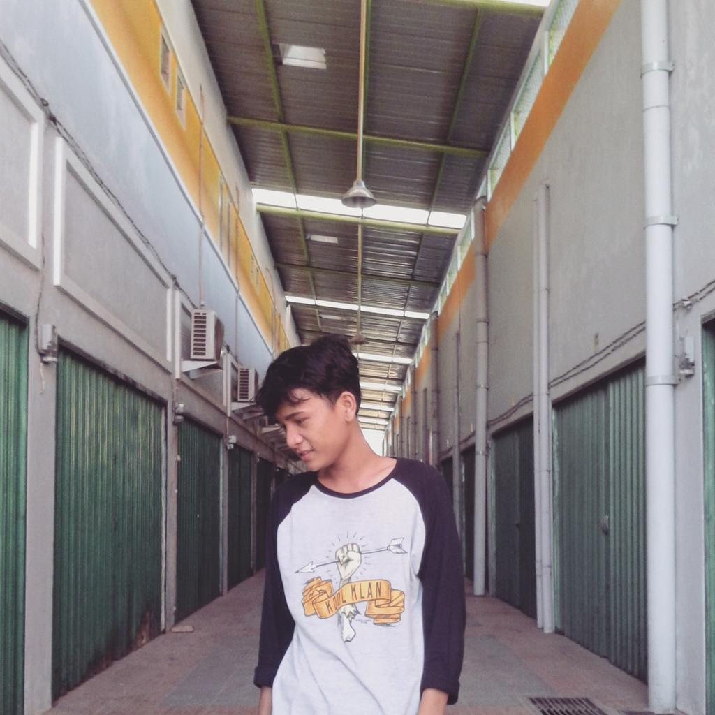 Alditiawarman's tweet photo. I'm happy and I'm wearing @koolklan_id .. Hehe @ombags http://t.co/aey3cBacW8
