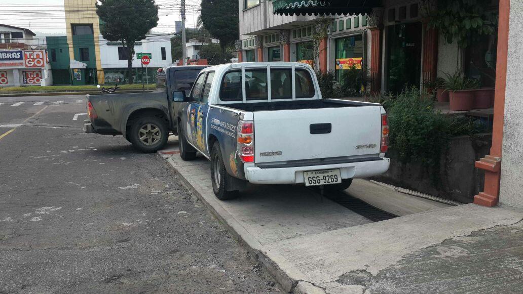 Carl_friends's tweet photo. Increíble la forma de estacionarce #AlertaQuito hagan algo @daritapia @AMTQuito @FiscalizAMT @dcabrerav http://t.co/4Vwf9MUwcq