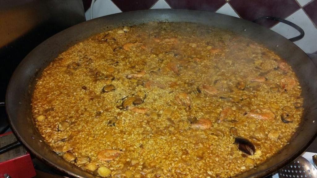 VictorioEsquina's tweet photo. Recien hecha! Gastronomía de calidad a precios populares! #Murcia  #tapas #viernesde paella http://t.co/Jahv2QoSAT