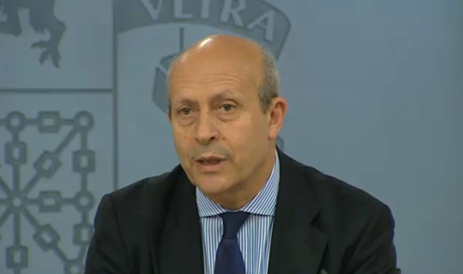 el_pais's tweet photo. Así es la reforma universitaria aprobada por el Gobierno → http://t.co/6hIDuXeo8l Carreras de 3 años, másteres de 2 http://t.co/PbUaC2Wn0u