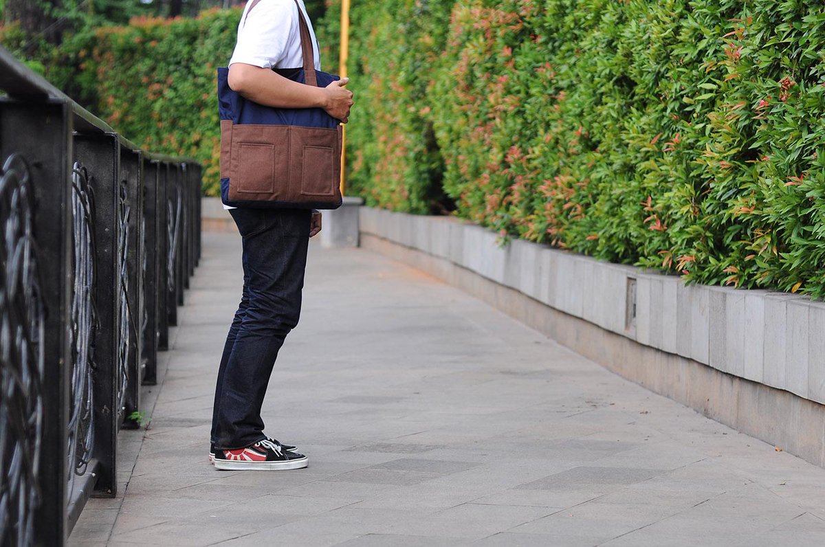 fitpict for mens line. 2 tone color. 4 exterior pocket and simple design..

#journaljkt #totebag #localbrand