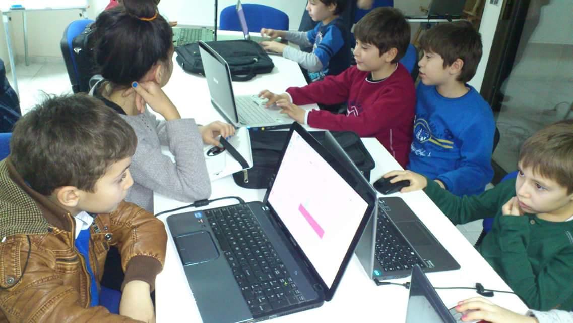 FuturistOgr's tweet image. #gaes15 #Coderdojoturkiye dojolarinda ninjalar cocuklara kodlama ogretiyor. Detaylar icin m.facebook.com/coderdojoturki…