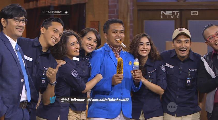 mdtvindonesia's tweet photo. Wah ini dia penonton yg beruntung bisa berfoto bareng host dan bintang tamu di @Ini_Talkshow #PantundiIniTalkshowNET http://t.co/3FkqlszTXz