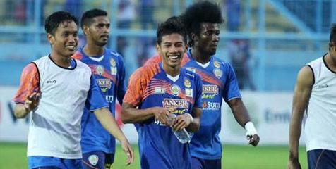AremaWorld's tweet photo. Lawan Persib, Arema Dipastikan Full Team http://t.co/LBUnLev9xy #InfoAREMA http://t.co/qBF6bPWNee
